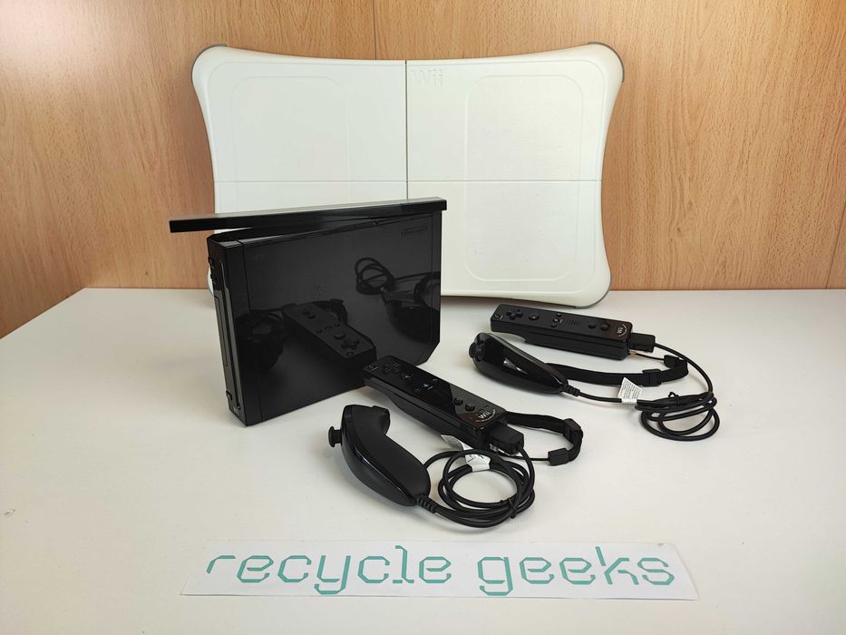 Nintendo Wii RVL-001 +2 Wii Remote +2 Wii Nunchuck + Wii Balance Board