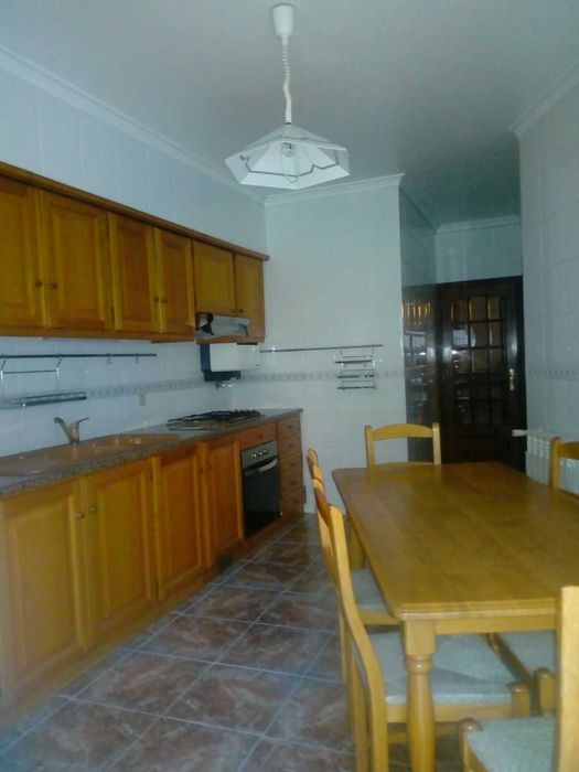 Quarto com casa de banho privativa para rapariga estudante – Marques de Pombal