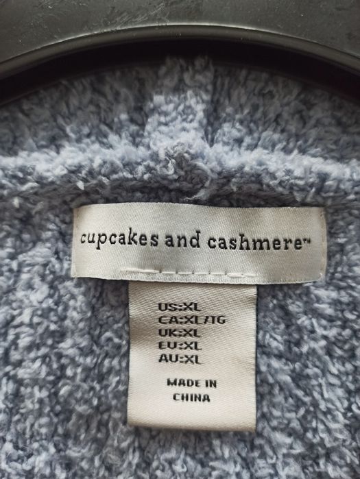 Sweter z kapturem