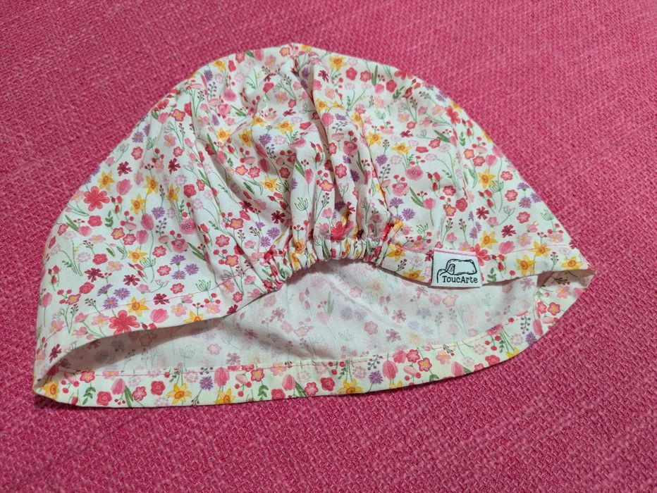 Touca cirúrgica com padrão de flores