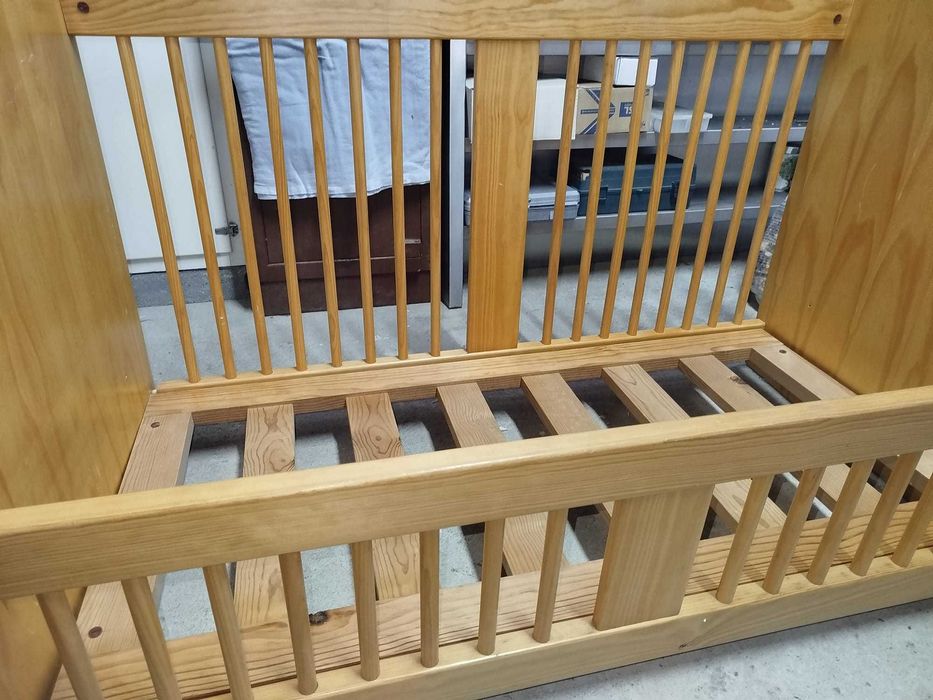 Cama em madeira de bebê com colchão 135/80 cm