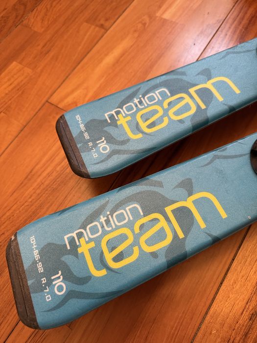 Narty Stöckli, buty Rossignol, wiązania Atomic i kask Uvex