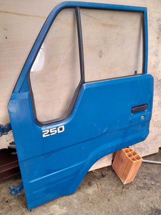 Portas da Toyota Dyna duzentos e cinquenta