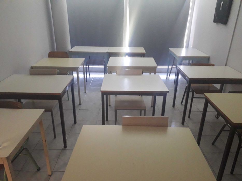 Mesas, cadeiras, cacifos e Quadros