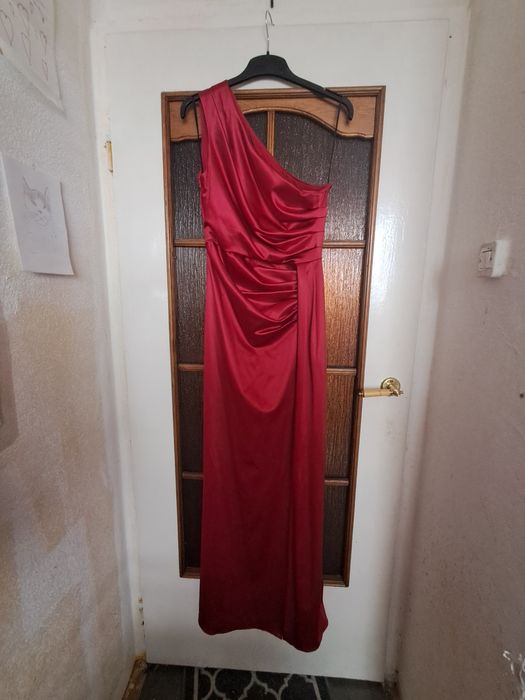 Czerwona suknia balowa