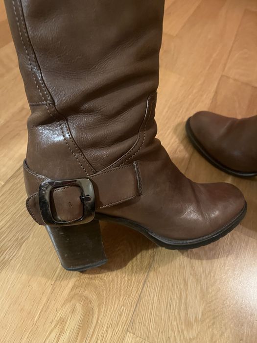 Botas castanhas em pele