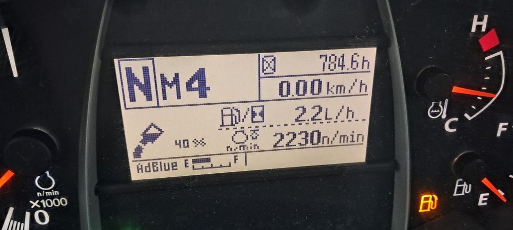 Ciągnik marki Kubota m6 142