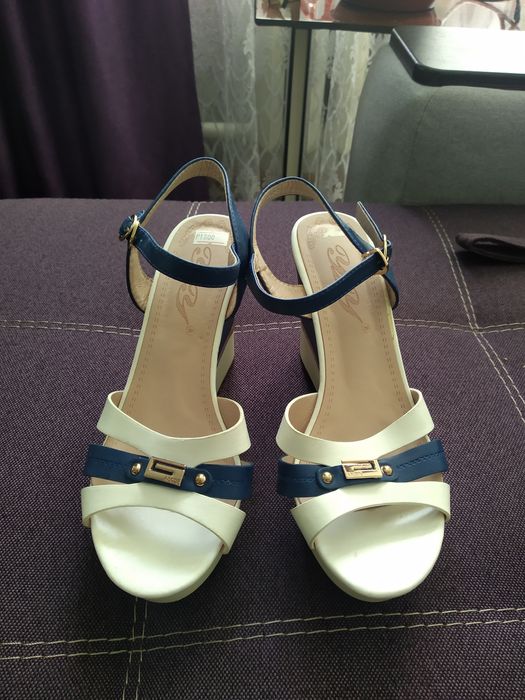 Продам босоножки новые