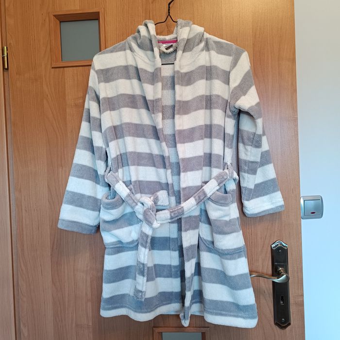 Szlafrok dziecięcy używany 134/140