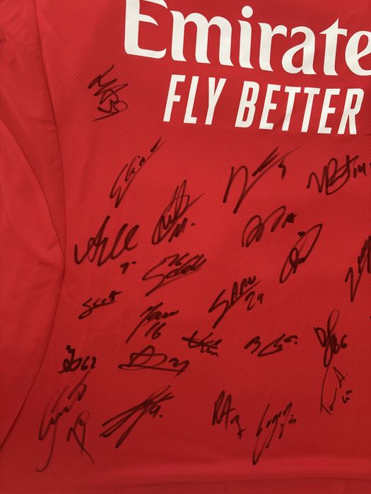 Camisola oficial do benfica assinada pelos jogares da seleção atual