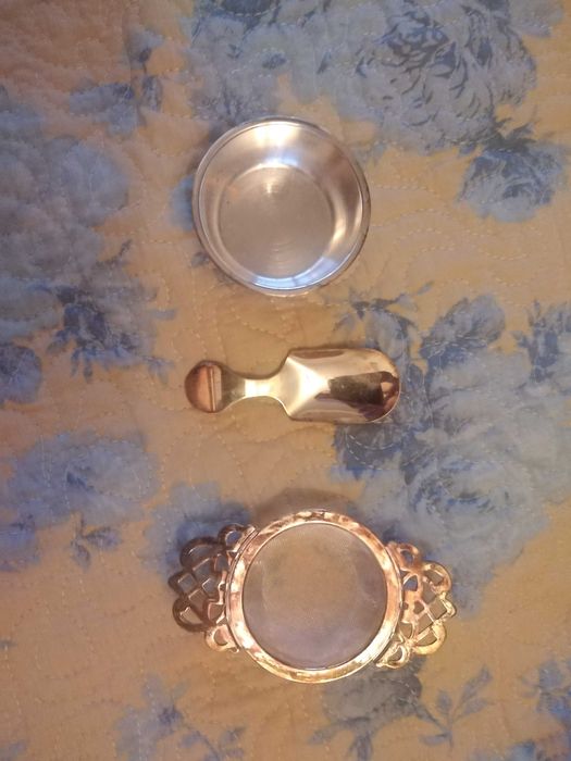 Coador de chá e colher banhado a prata