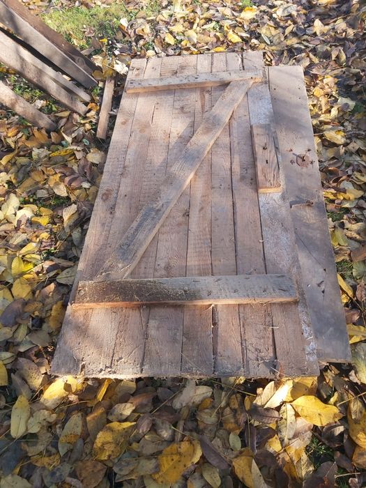 Stare drzwi drewniane z demontarzu