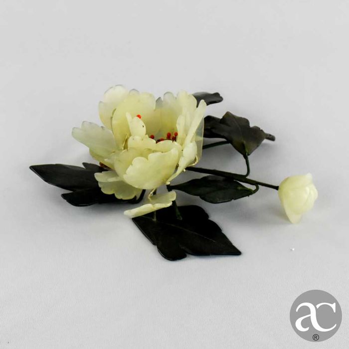 Arranjo floral, China, feito em pedra, quartzo e jade