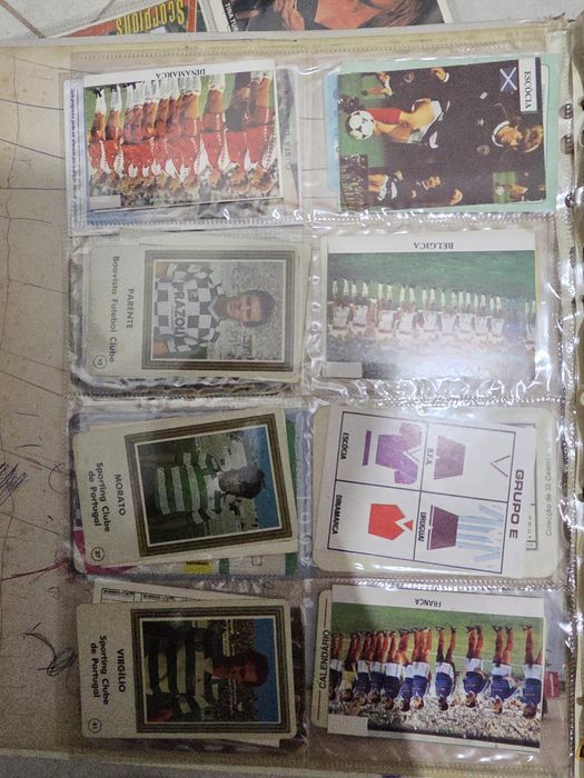 Lote Colecionismo Retro Anos 80/90: Cromos Futebol, 90210, Elvis e Calendários