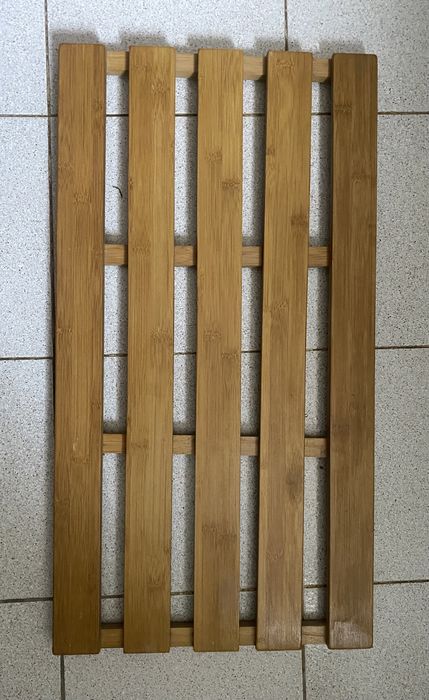 Parteleira em madeira para por malas