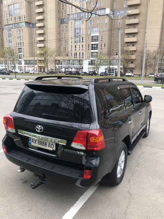 Продам автомобіль Тойота 200