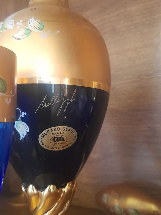 Garrafa e copos para licor