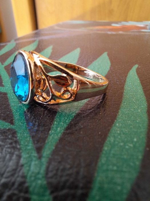 Śliczny pierścionek z niebieskim oczkiem rozm. 7