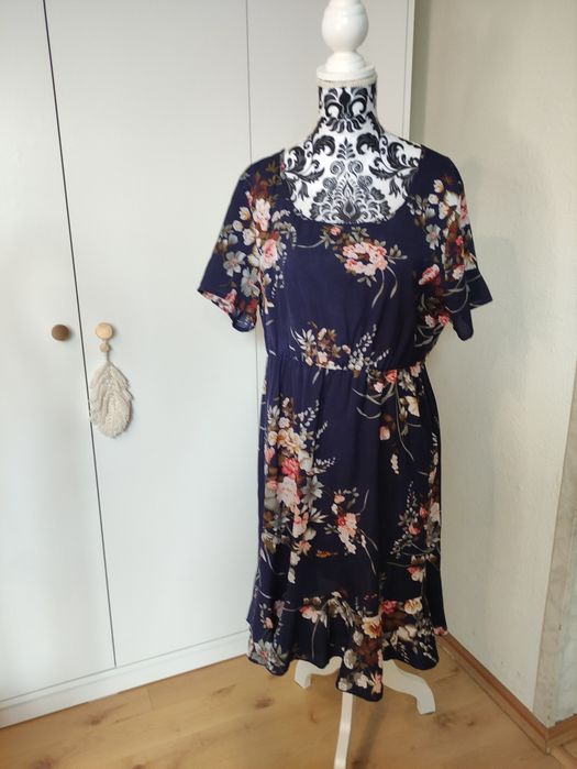Sukienka w kwiaty 44