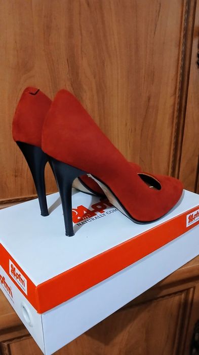 Жіночі шкіряні замшеві туфлі човники червоного кольору.р.38.Chezoliny.