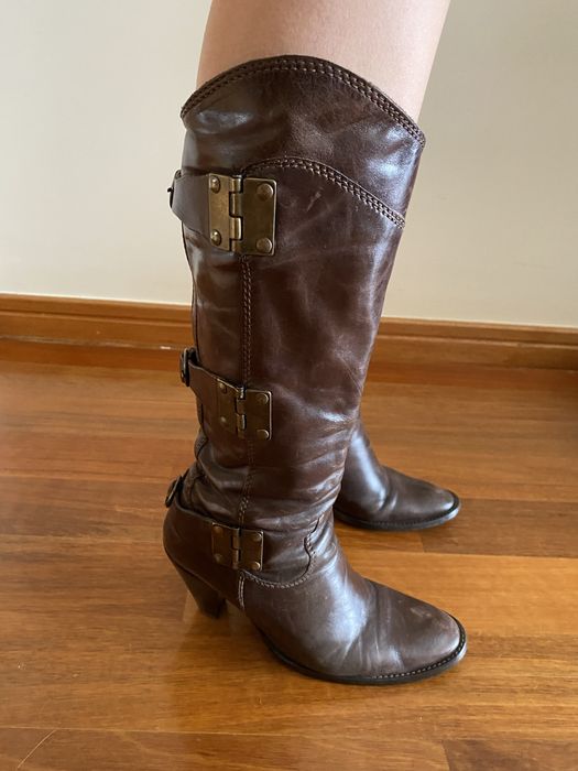 Botas de pele  com aplicações em metal