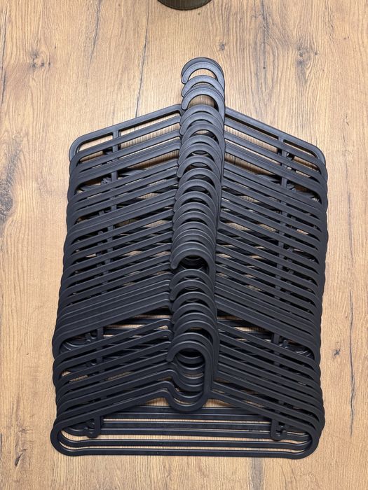 30 nowych czarnych wieszaków IKEA