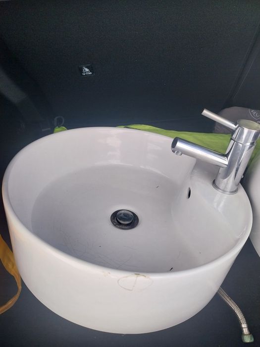 Lavatórios com torneiras usados