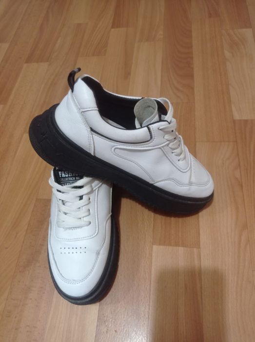 Стильні жіночі кросівки