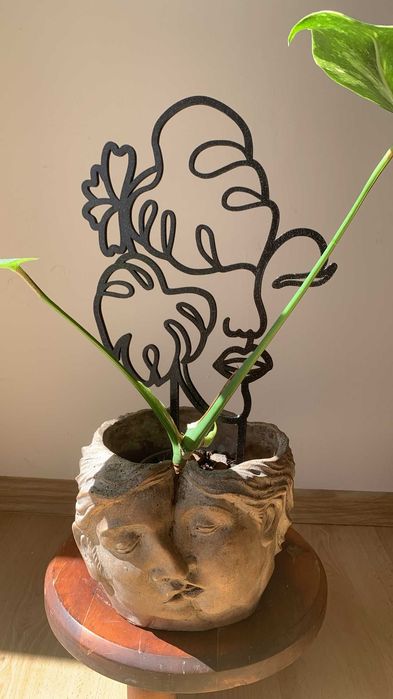 Dekoracyjna podpórka do roślin kobieta z monsterą