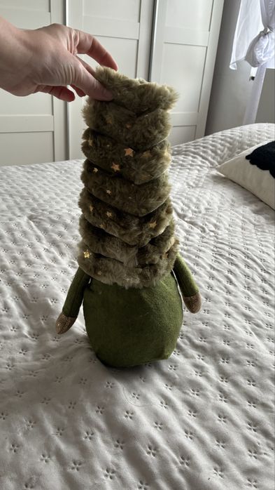 Zielony khaki krasnal swiateczny stojacy