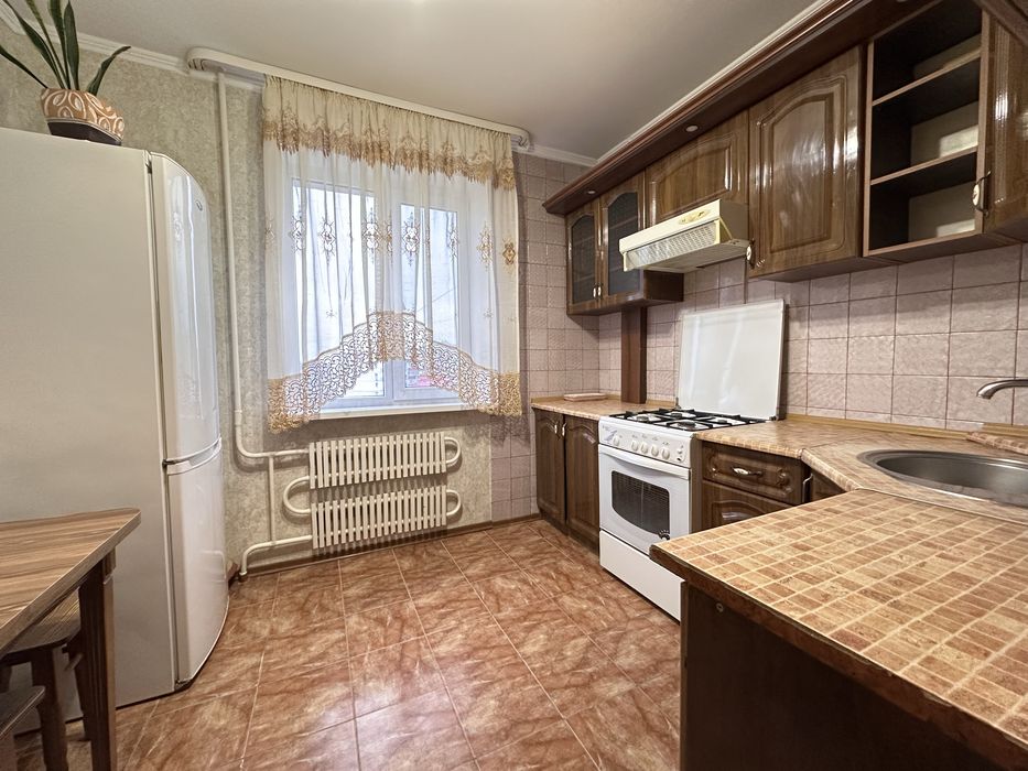 Продаж трикімнатної квартири  з каремонтом , меблями та технікою