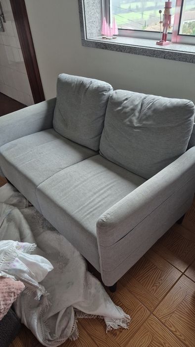 Sofá cinzento usado