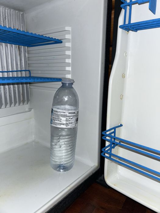 Minibar / Frigorífico pequeno – a funcionar