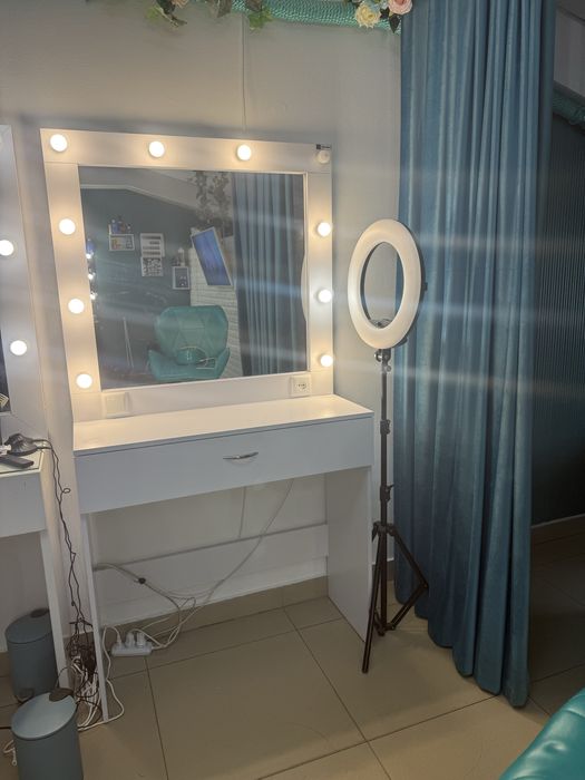 Столик для візажу