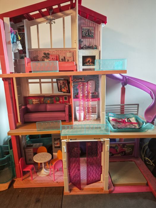 Duży domek Barbie z wyposażeniem + 2 samochody