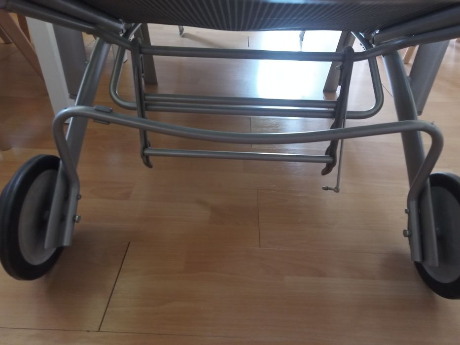 Ładny leżak ogrodowy