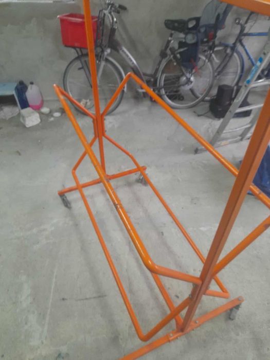 Stojak na opony na kolkach