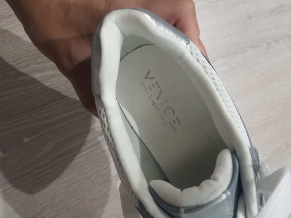 Продам нові кросівки Venice