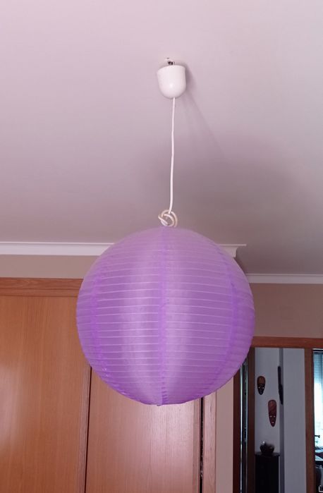 Candeeiro roxo em tecido