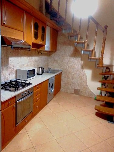 Великогабаритна квартира подобово на Петефі