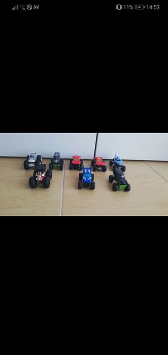 8 carros Monster Truckers da marca Monster Jam