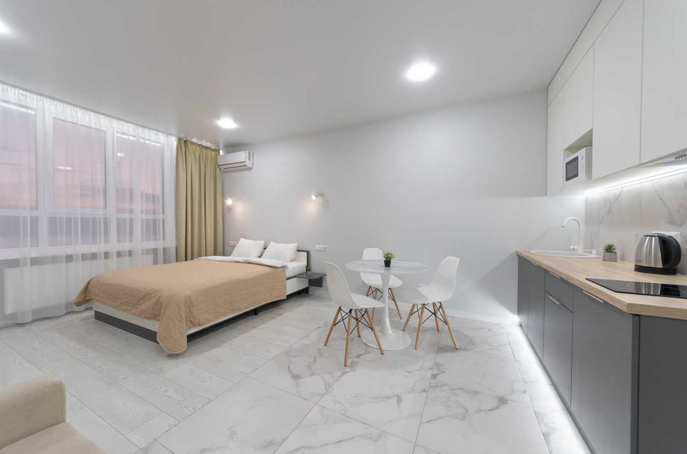 Завжди є світло! Затишна студія з панорамним видом на місто.