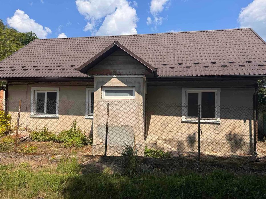 Будинок з ділянкою біля парку