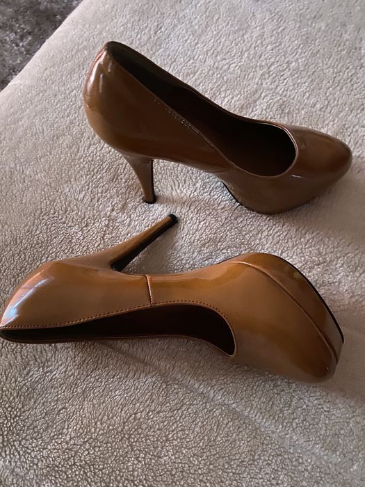 Sapatos Castanhos de Salto Alto