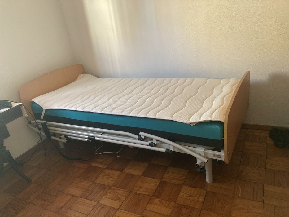 Cama articulada electrica com colchao anti escaras em optimo estado
