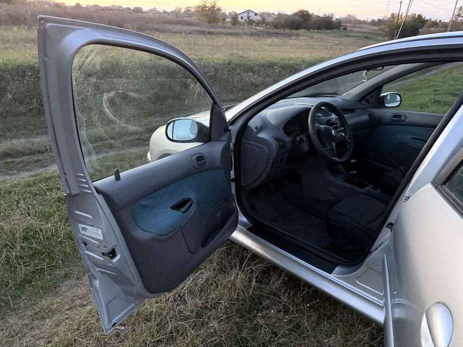 Peugeot 206 1.1 2500$