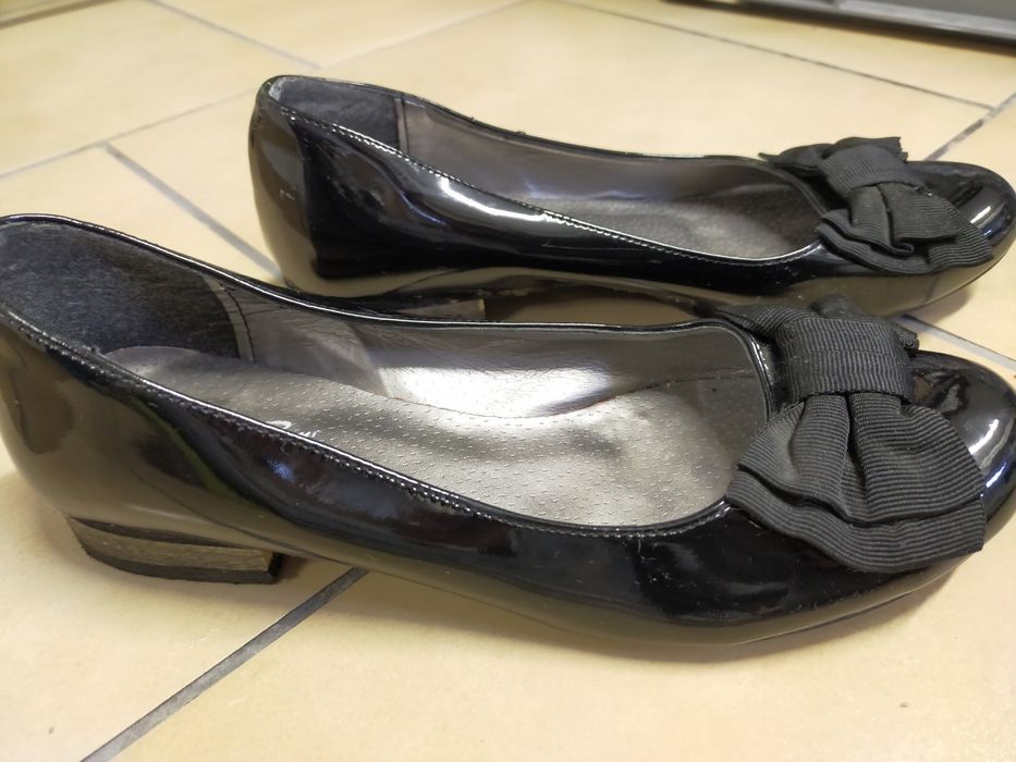 Butki lakierki czarne z kokardą nr 38