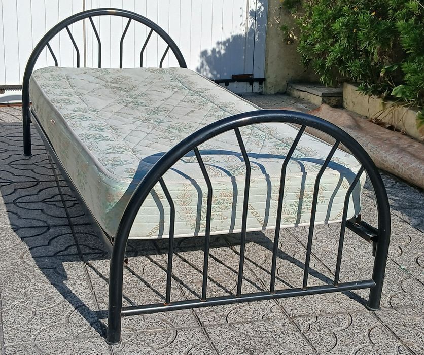 Vendo CAMA de SOLTEIRO com estrado e COLCHÃO como nova. Possibilidade de entrega