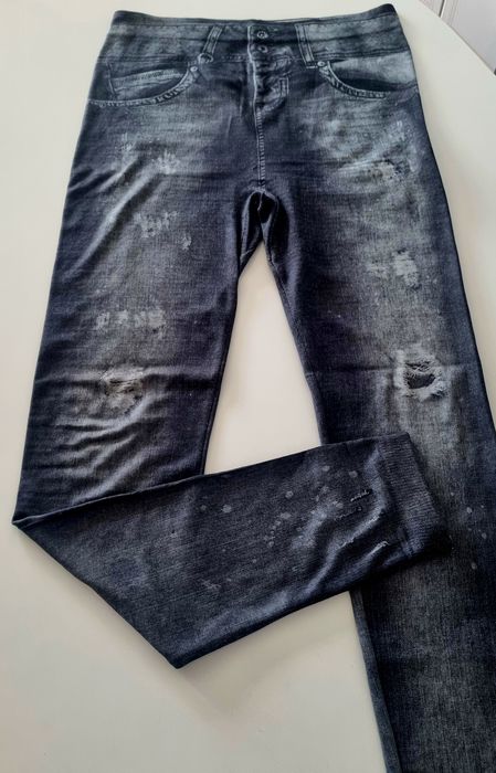 Calças/leggings, estilo ganga azul ou preta, com rasgos. M/L