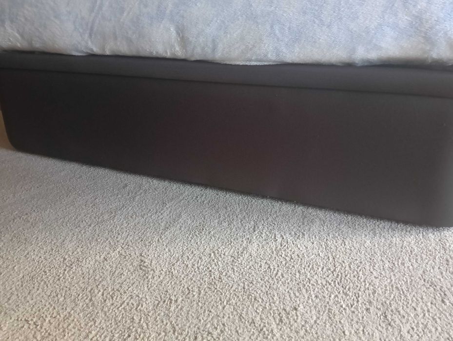 Cama sumie, com bastante arrumação.